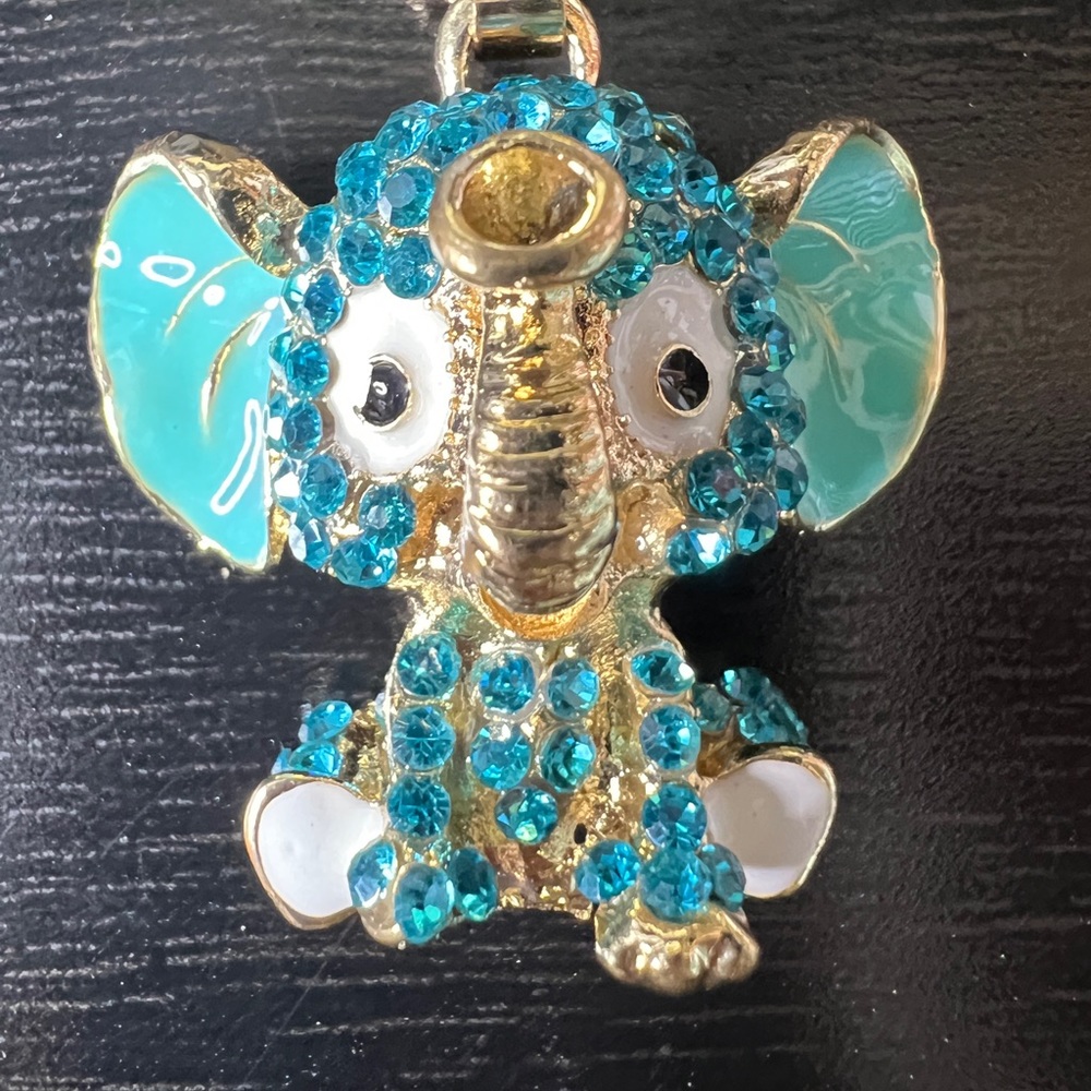🐘NWT! Blue Rhinestone Elephant Necklace
